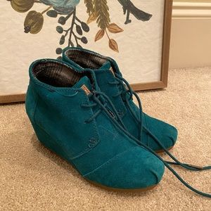 Sz 5.5 TOMS Turquoise Suede Heeled Booties